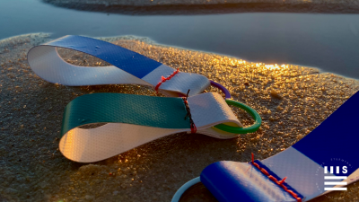 Schlüsselanhänger von Sturmfrei aus original Sylter Strandkorb Plane grün und blau im Sand am Strand von Westerland im Sonnenuntergang