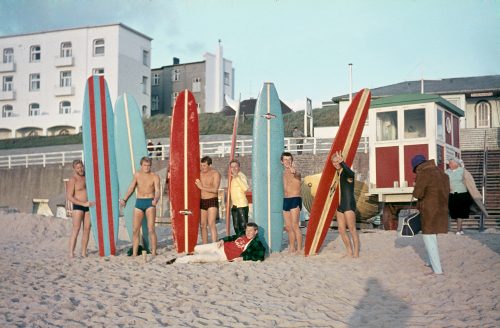 Board-Parade am Westerländer Strand 1966. Im selben Jahr gründete Uwe Behrens den Surf Club Sylt. © Archiv Behrens