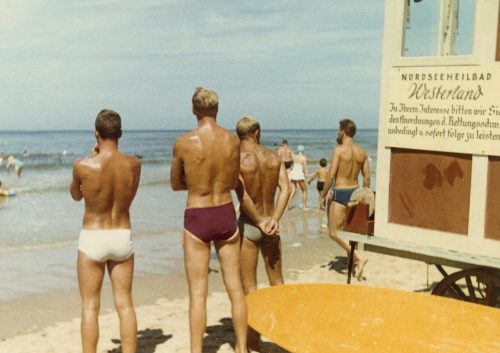 Das Meer und die Wellen stets im Blick: Baywatch am Strand von Westerland in den 1950er Jahren. © Archiv Drath