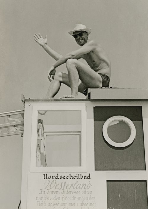 Die Ausstellung zeigt die Geschichte(n) der Sylter Surf- und Strandkultur Arbeitsplatz mit Aussicht: Uwe Drath arbeitete von 1950 bis 1990 am Strand, zunächst als Rettungsschwimmer, später als Badebetriebsleiter. © Archiv Drath