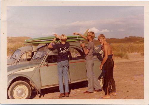 Die Ausstellung zeigt die Geschichte(n) der Sylter Surf- und Strandkultur In den 1970ern wurden die Boards kürzer und die Jungsurfer um Jürgen Hönscheid mobiler. © Archiv Hönscheid