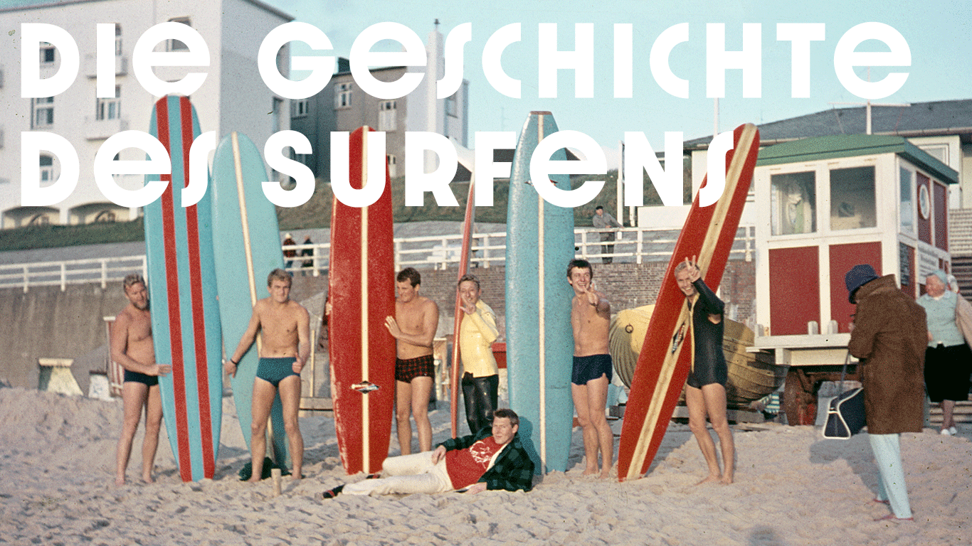 Die Ausstellung zeigt die Geschichte(n) der Sylter Surf- und Strandkultur Board-Parade am Westerländer Strand 1966. Im selben Jahr gründete Uwe Behrens den Surf Club Sylt. © Archiv Behrens