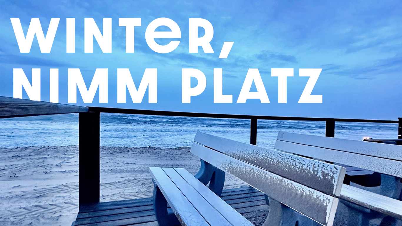Vereiste Sitzbänke am winterlichen Strand von Sylt mit Blick auf die Nordsee