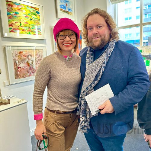 Künstlerin Alessa Pärn und Eric Weißmann bei der Werkschau der Sylter Kunstfreunde in der Stadtgalerie Alte Post