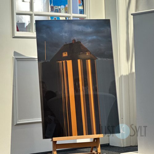 Großformatiges Kunstwerk bei der Werkschau der Sylter Kunstfreunde in Westerland Zeit auf Sylt Alessa Pärn