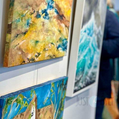 Detailansicht von Gemälden bei der Werkschau der Sylter Kunstfreunde