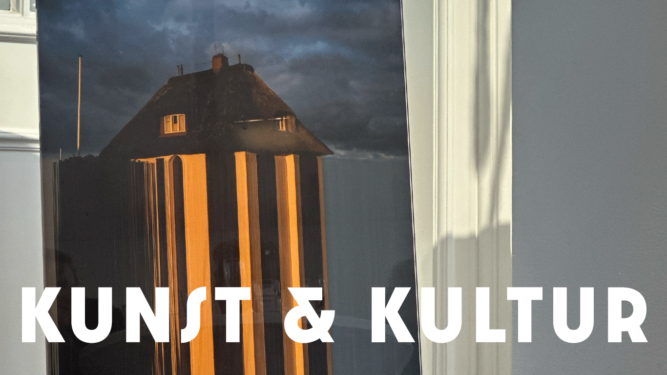 Großformatiges Kunstwerk bei der Werkschau der Sylter Kunstfreunde in Westerland Zeit auf Sylt Alessa Pärn