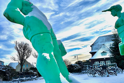 Skulpturen auf Sylt im Schnee während der ruhigen Winterzeit