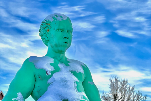 Grüne Skulptur in Westerland auf Sylt mit Schnee bedeckt im Winter